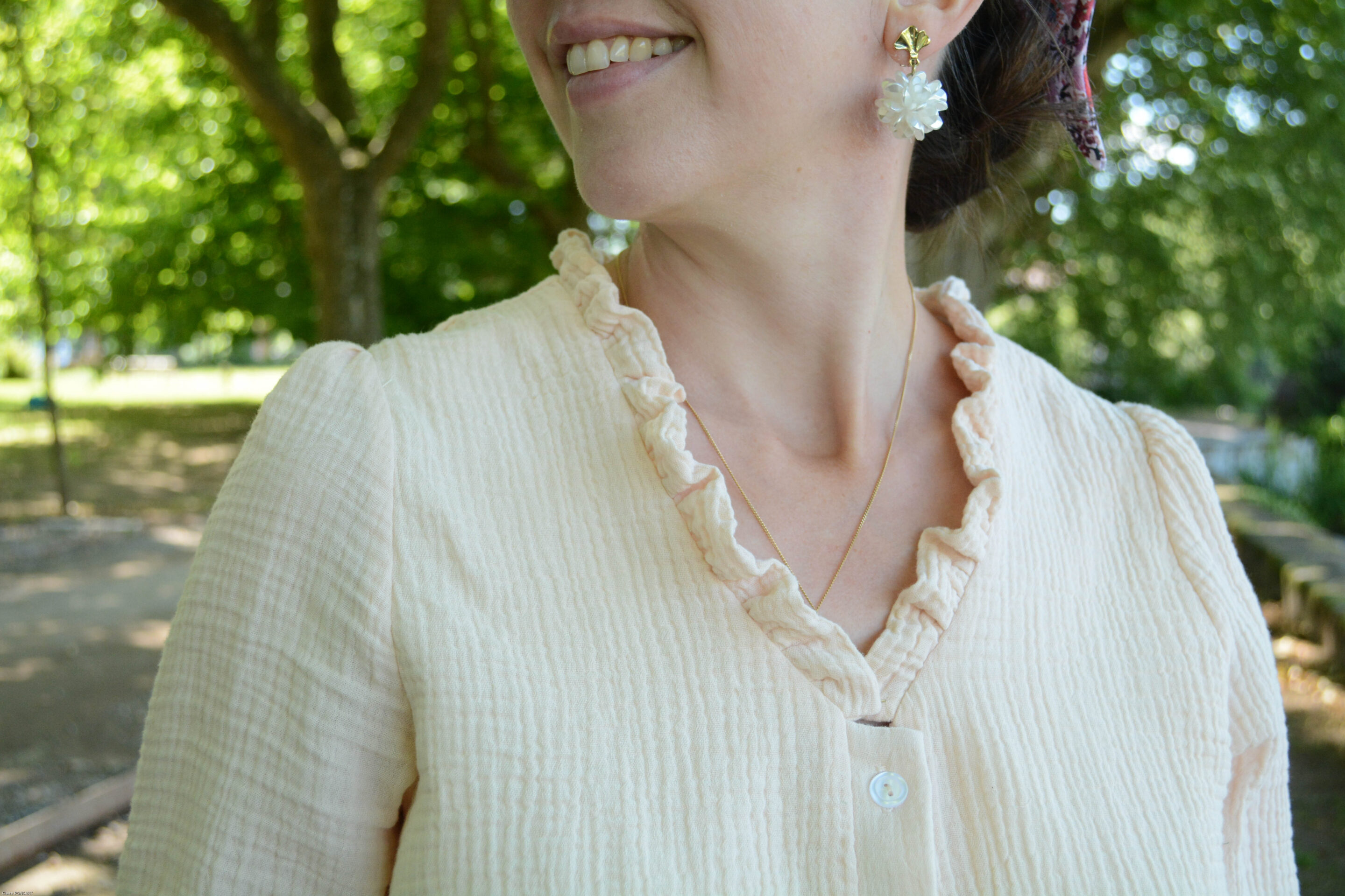 Cassandre beige et Christelle fleurs 0447 scaled