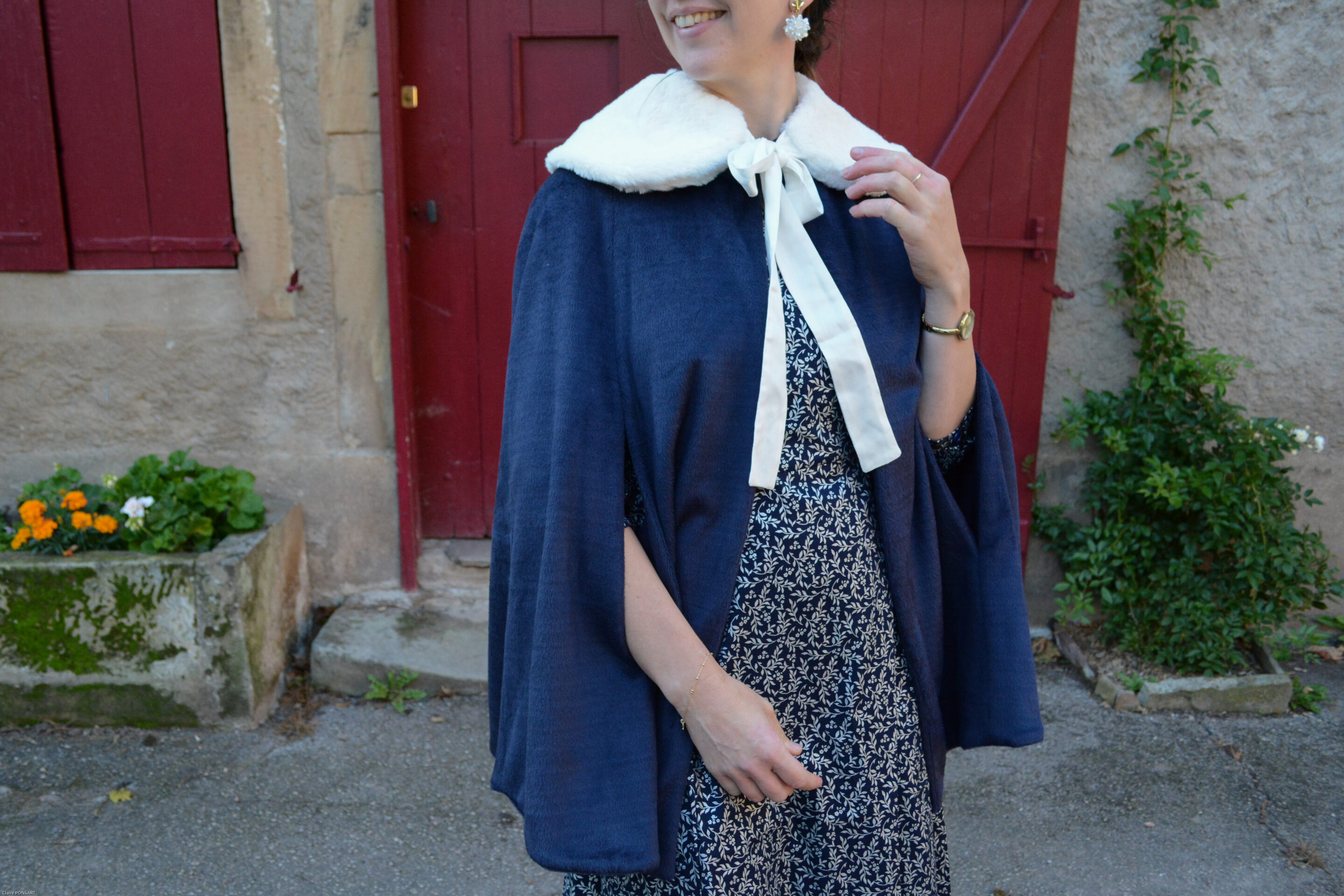 Cape Maiwenn bleue col Daphne Blanc 8191 scaled